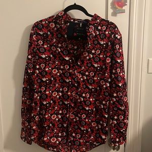 Men’s slim fit long sleeve floral patterned dress shirt.